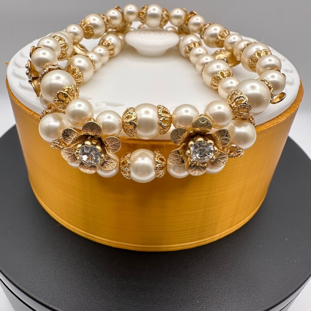 Vintage OSFM Elegant Pearl and Gold Flower Bracelet - Picture 3 of 7